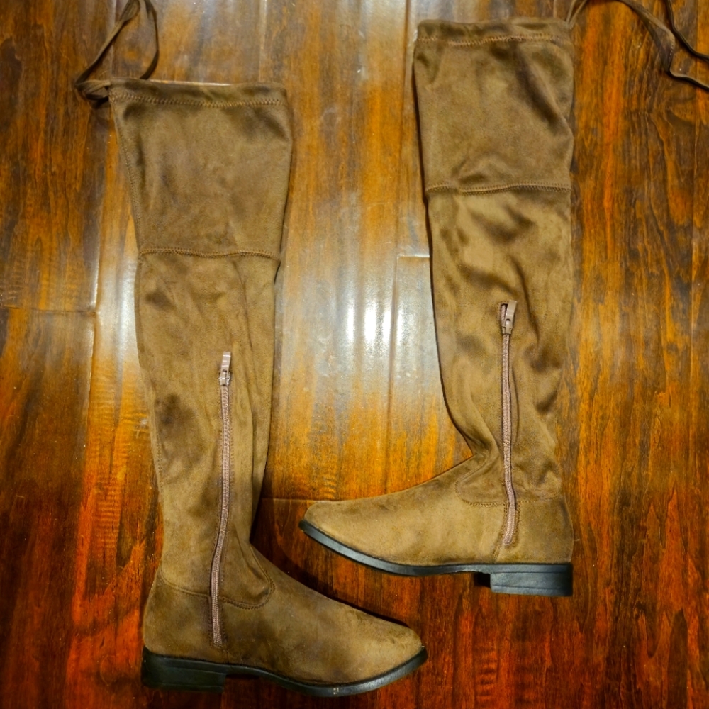 Knee high brown suade like boots 6.5